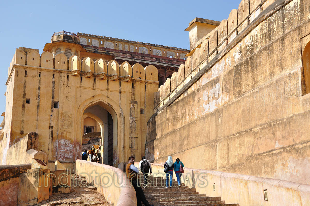 Pedestrian pathway to the fort