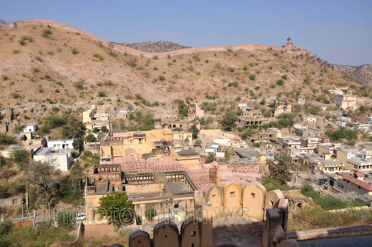 The wall and the watchtower of Jaigarh Fort