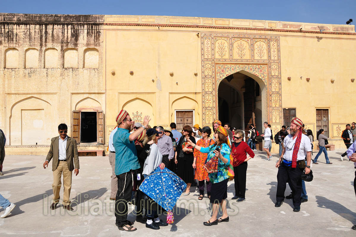 Foreign tourists take great delight in viewing surrounding architecture