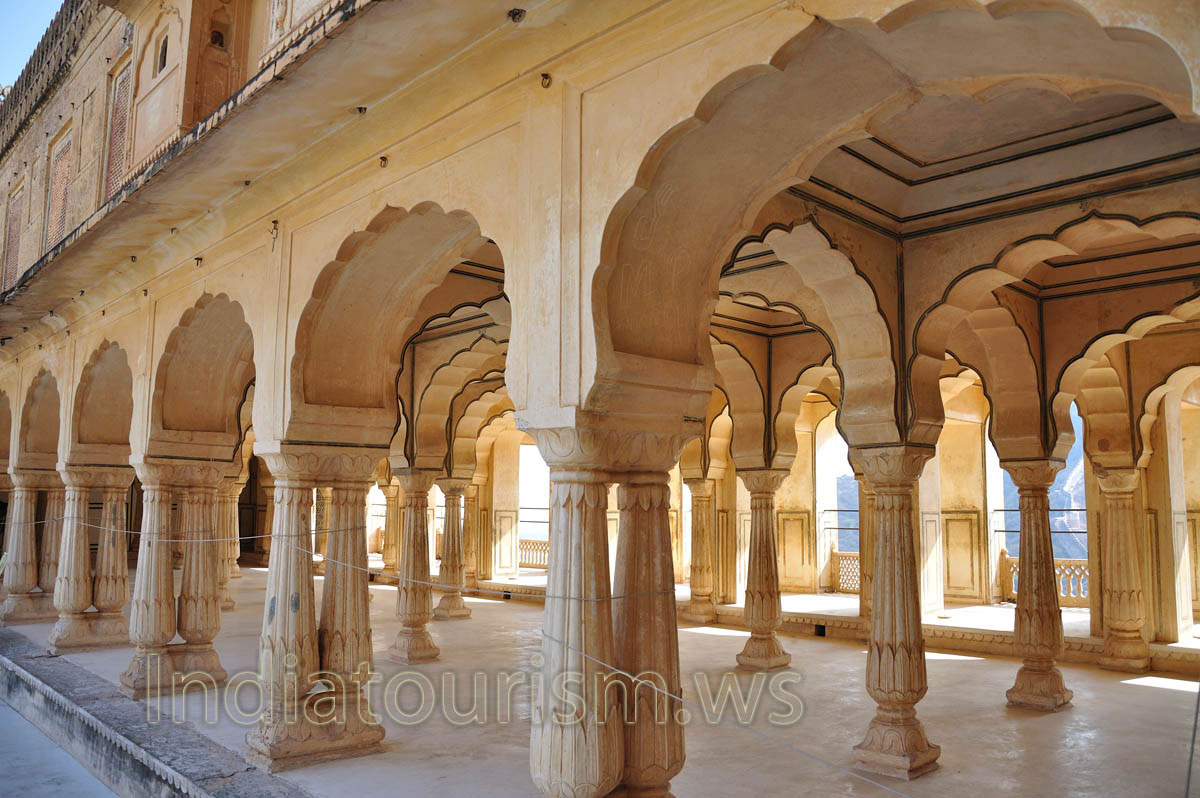 Sattais Kacheri is a colonnade of 27 pillars