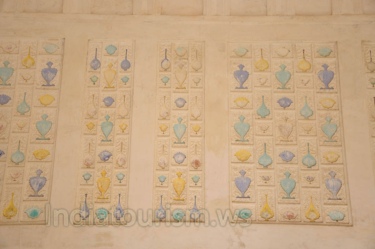 Wall decorated with sculptures of flowers and bowls in the Sukh Niwas