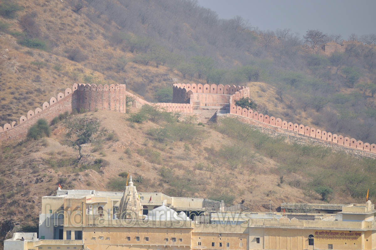 Defensive walls have the special round structures at the top points