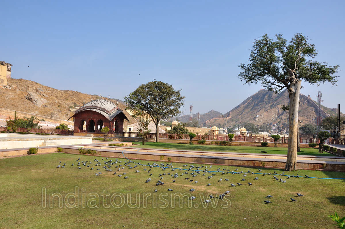 grass lawns on the way to Amber Fort