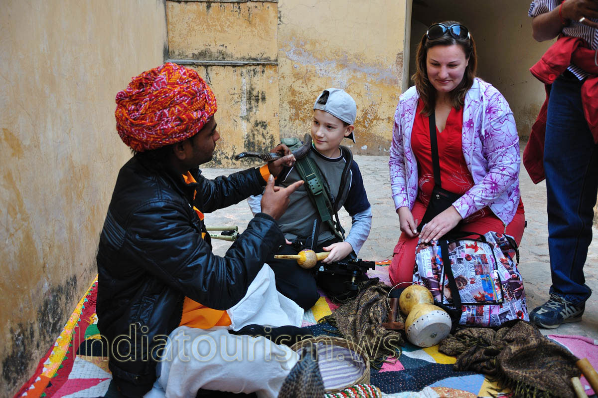 Snake charmer explains how to play the pipe