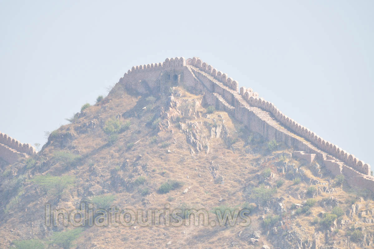 The defensive walls cover all the peaks of hills