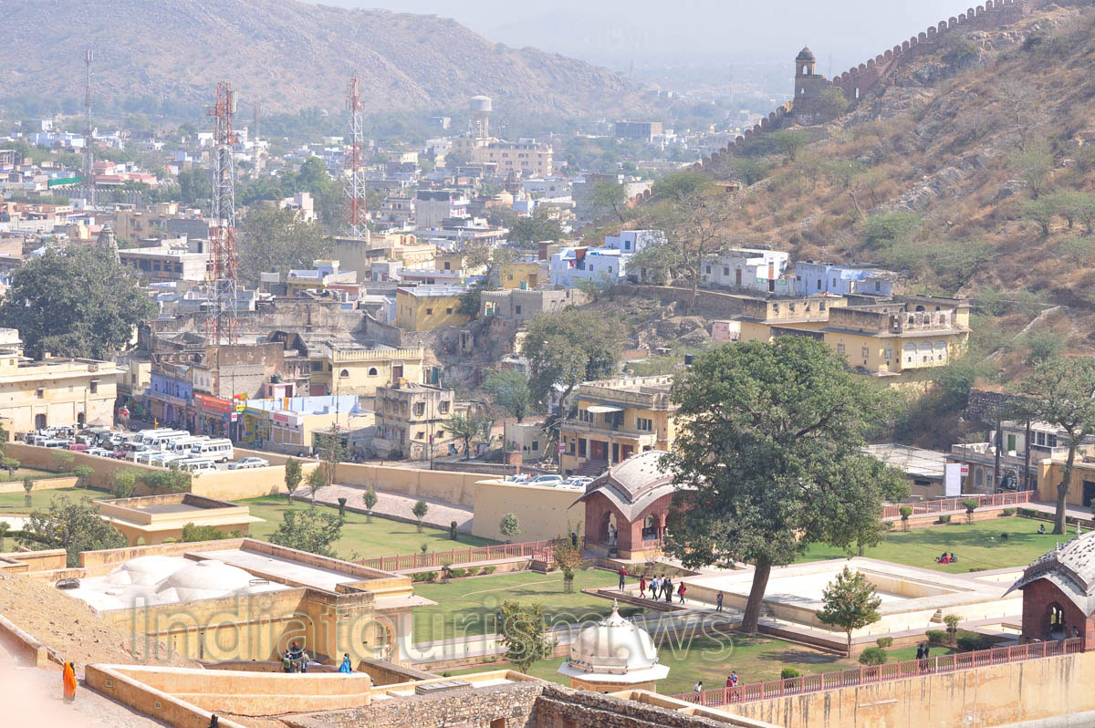 All pedestrians have to pass through green park before getting to the Amber Fort