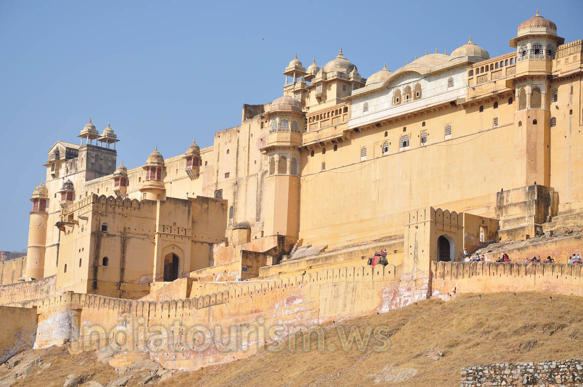 Architecture of Amber Fort consists of medieval Rajput elements