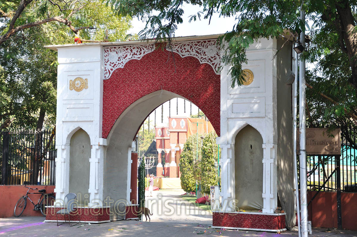 theatre arch is found at the opposite side of the street