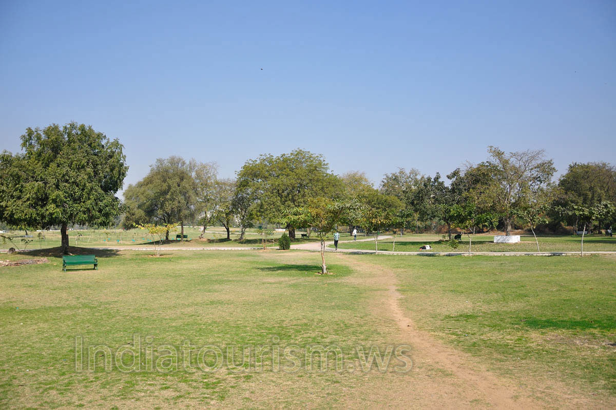 Entrance to the Central park from the Sawai Ram Singh Road