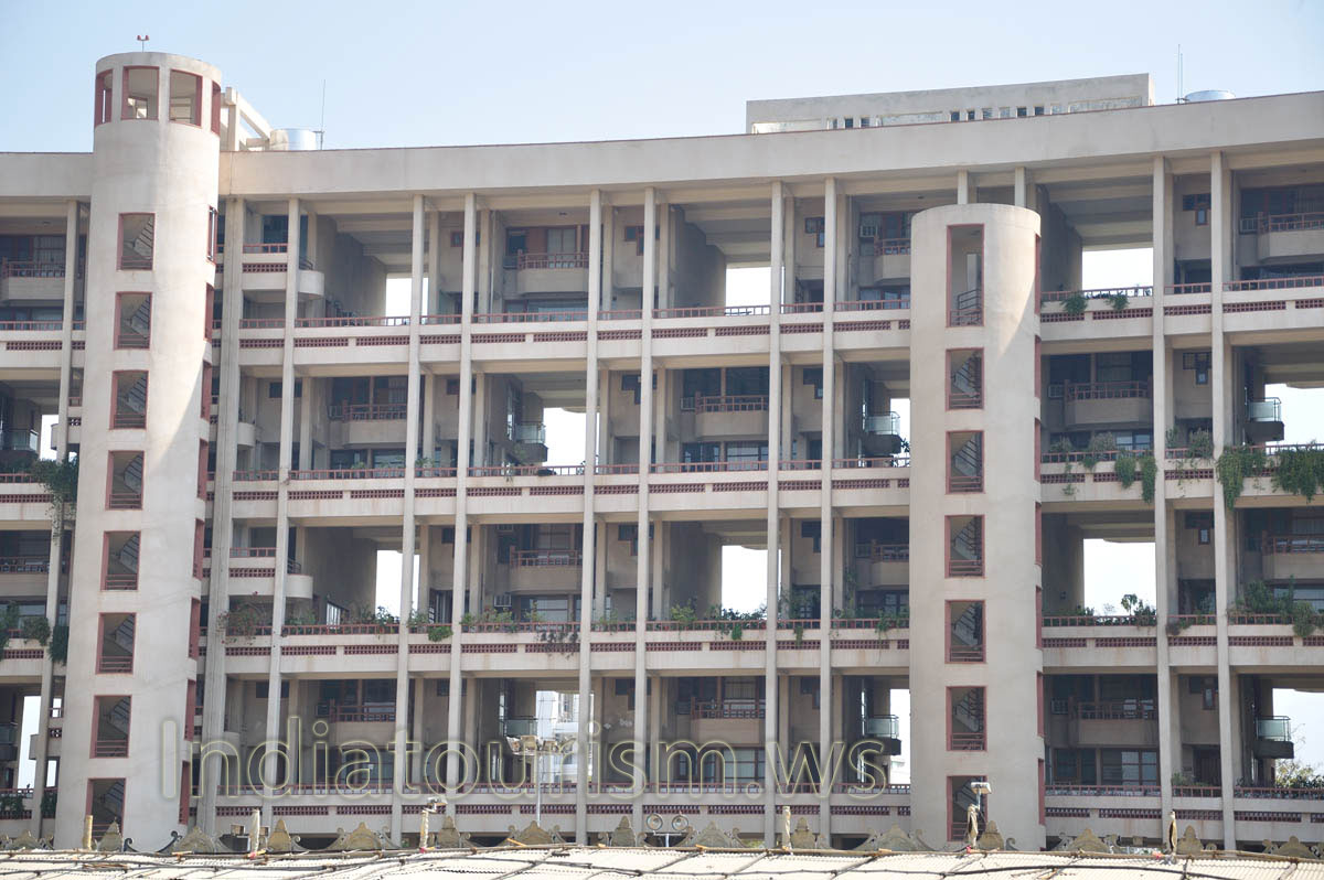 Hotel with the hollow structures