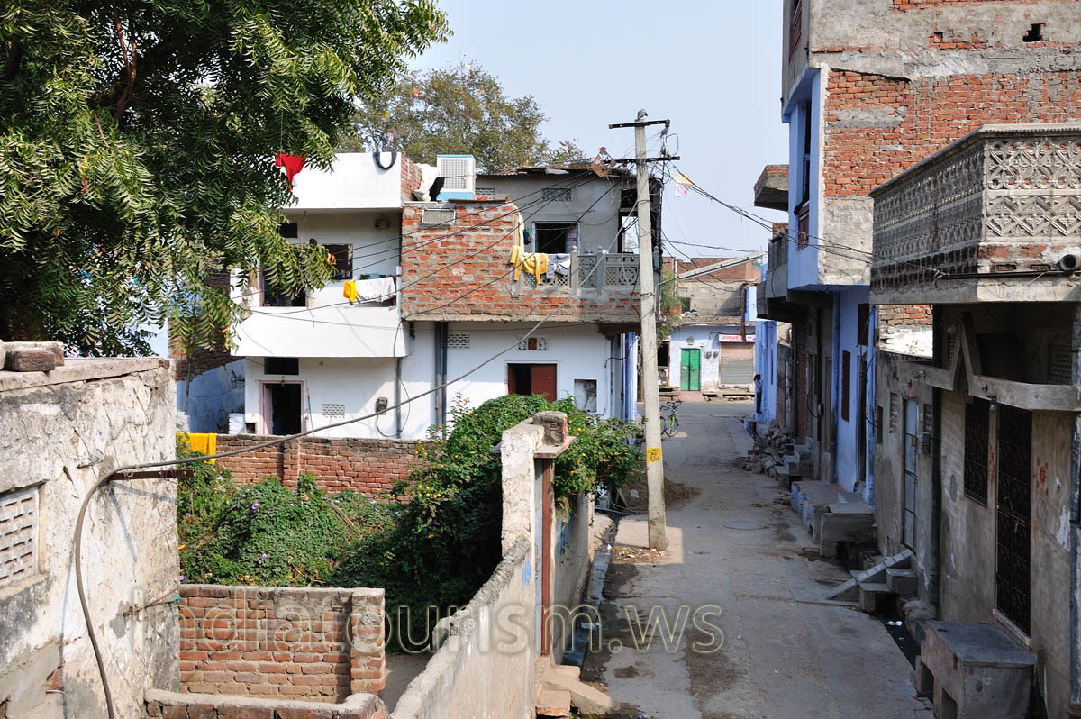 Our path lay through the narrow lane with wires right over our heads