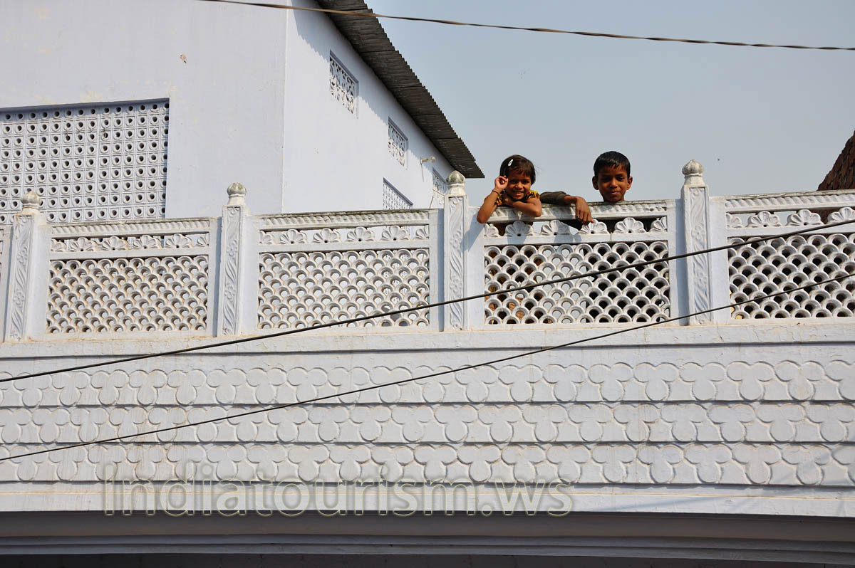 children are watching us from the roof - we're on the same level over the land