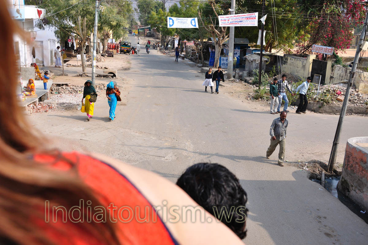 At this small crossroad our elephant will turn to the right