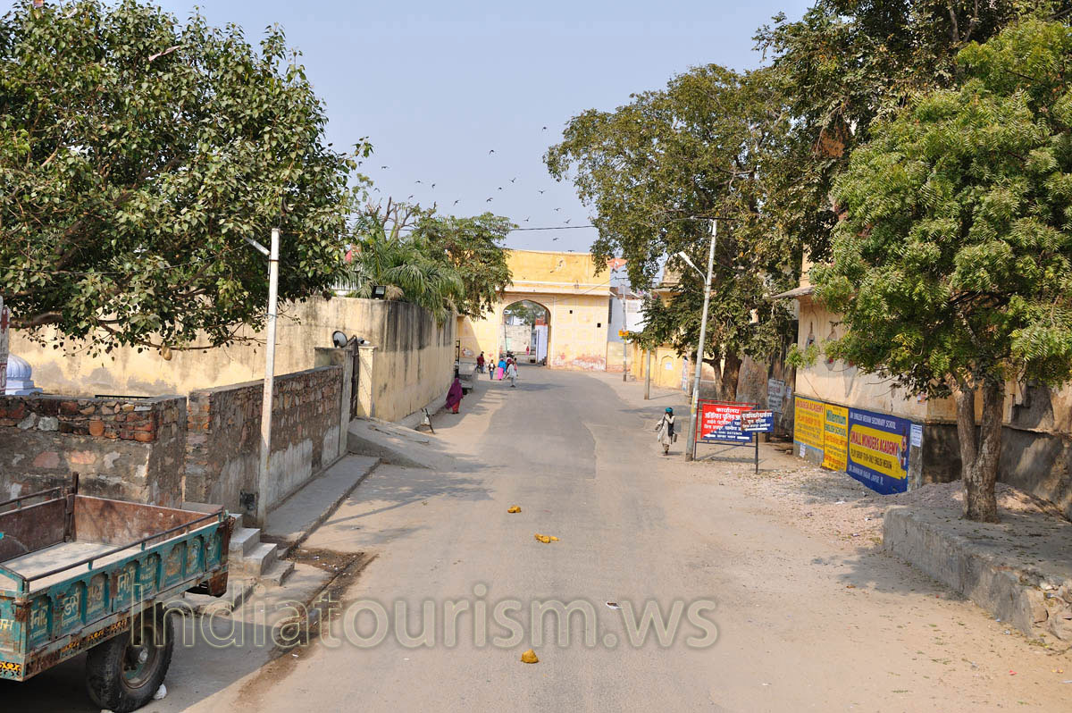 advertisement of Small Wonders Academy