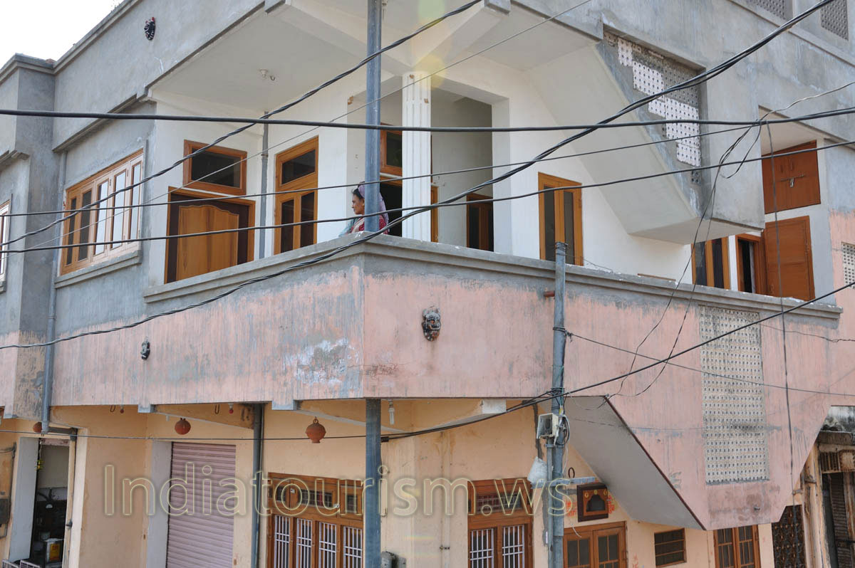 woman on the balcony does not look at us