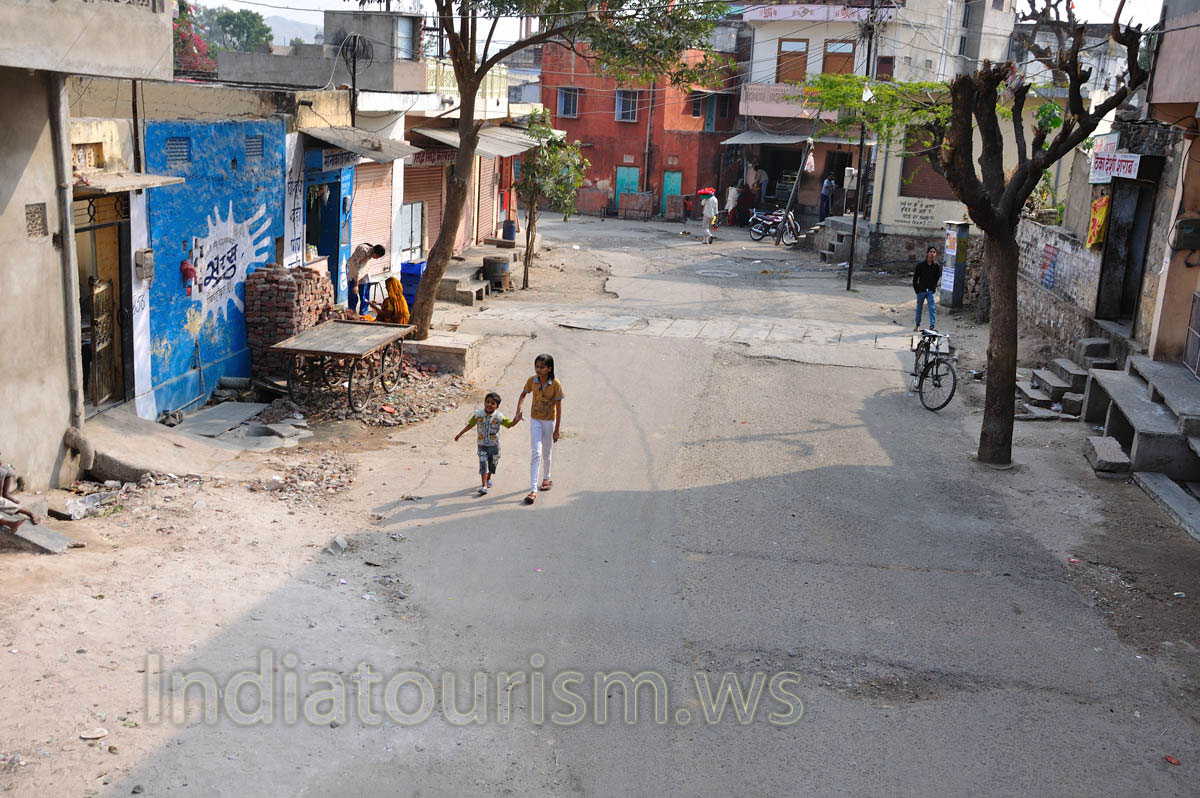 small children go along the street
