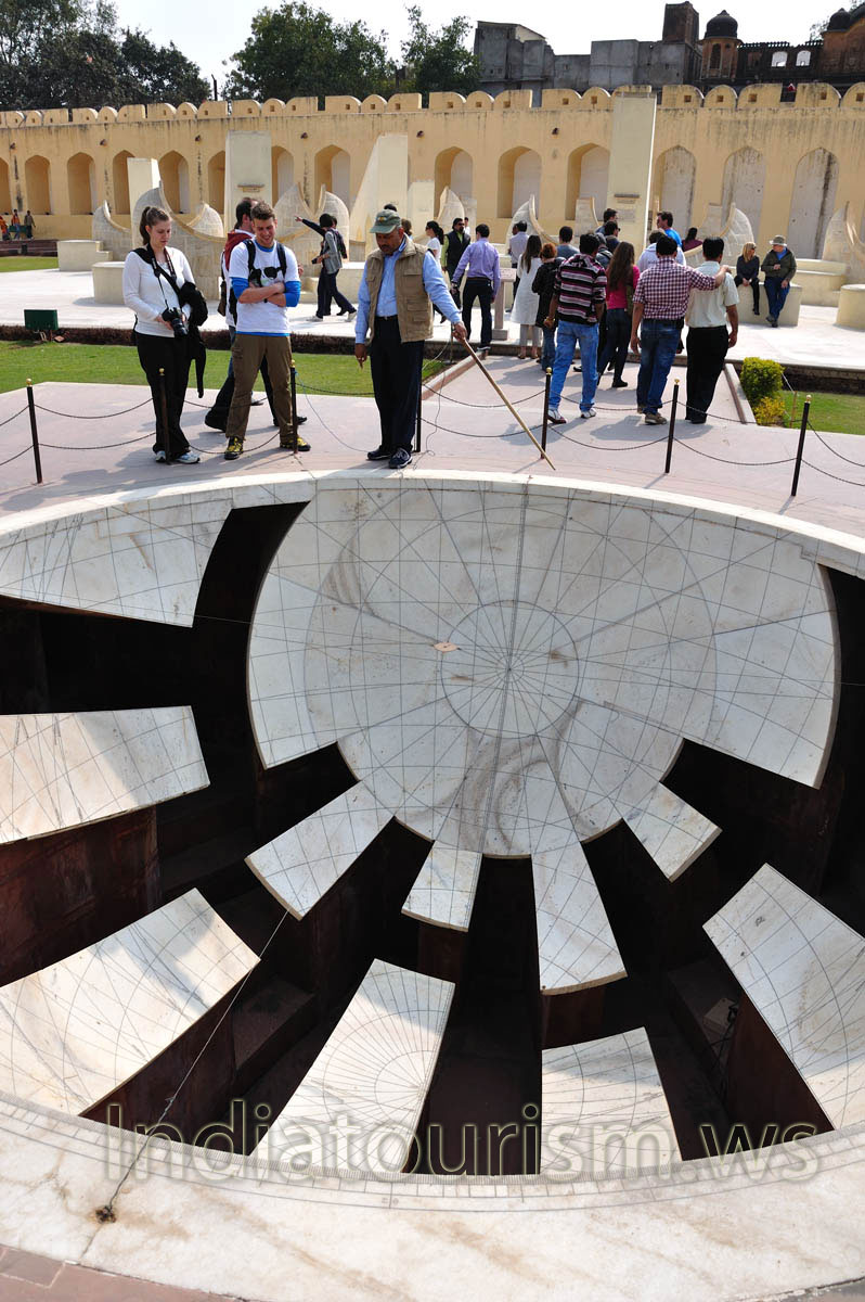 The Indian guide explains about Jai Prakash Yantra for the couple of foreign tourists