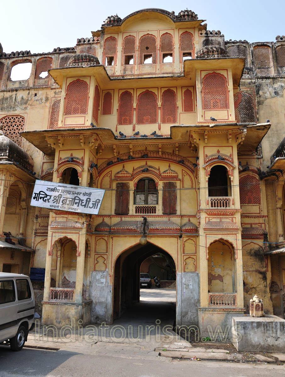Ancient arch on the way to Jantar Mantar