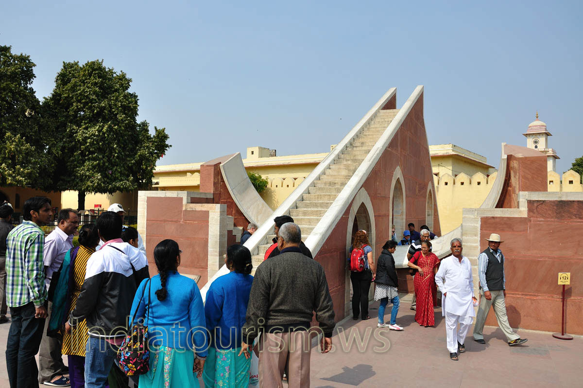 Laghu Samrat Yantra is crowded by Indian and foreign tourists