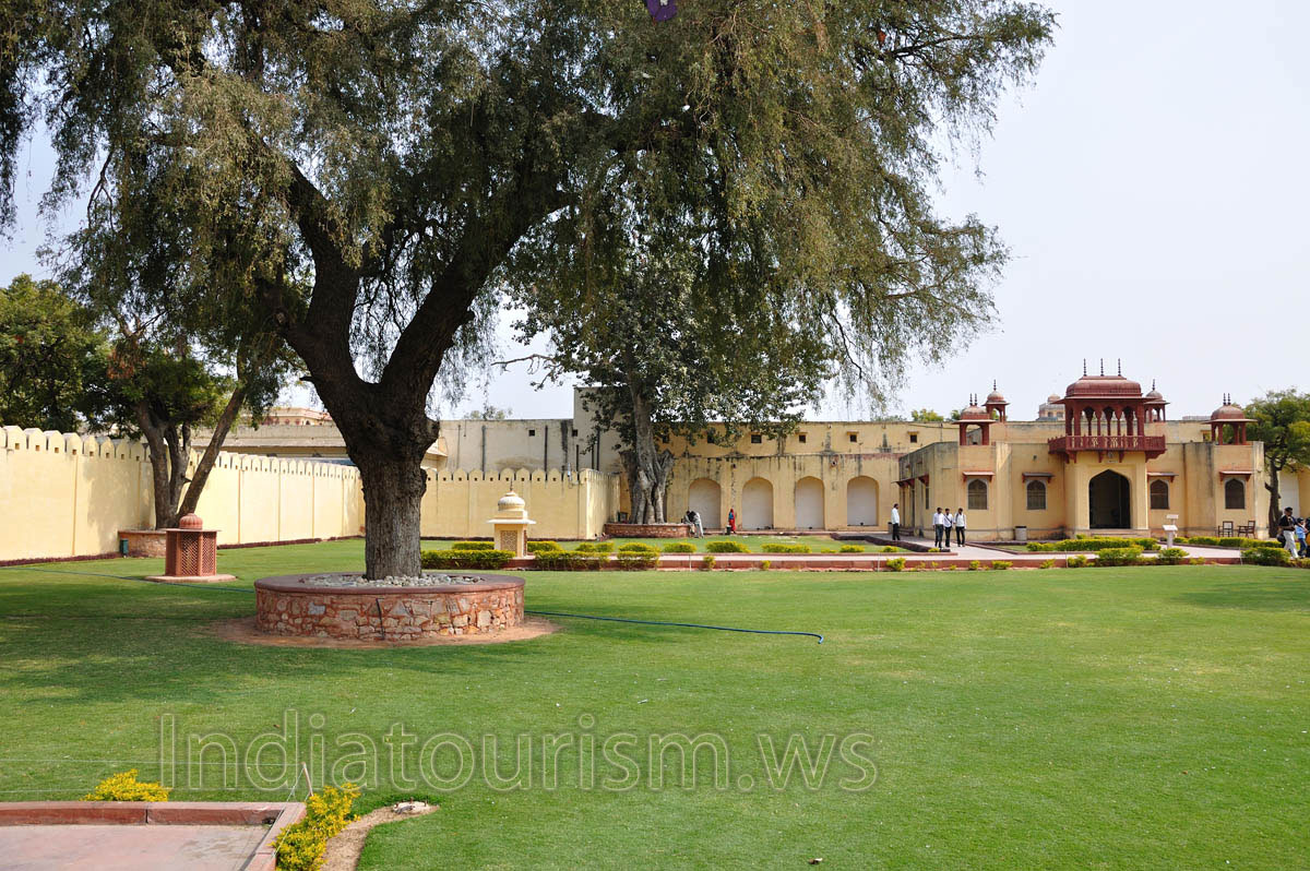 This green lawn is placed behind the Dakshina Bhitti Yantra