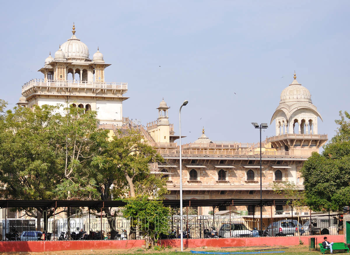 Albert Hall Museum has a collection of artefacts like ivory, stone, carpets, metal sculptures, paintings and colourful crystal works