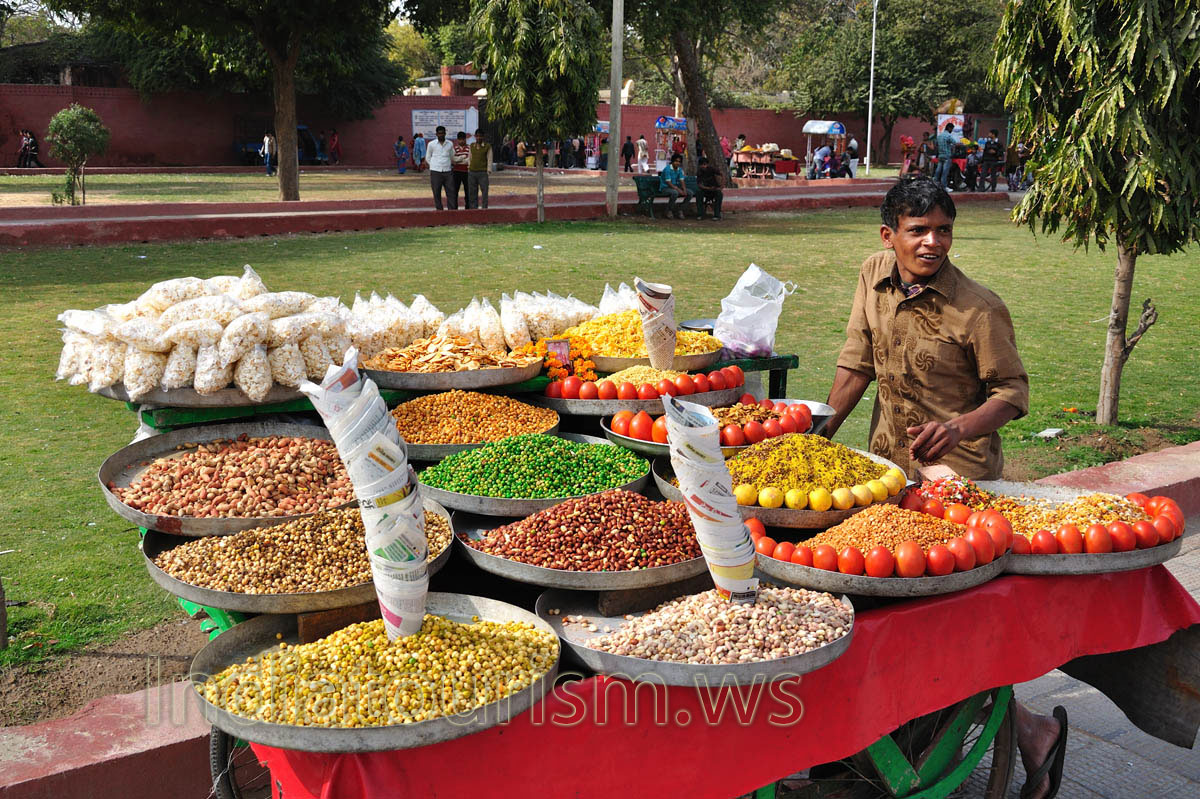 Peanuts and flakes vendor