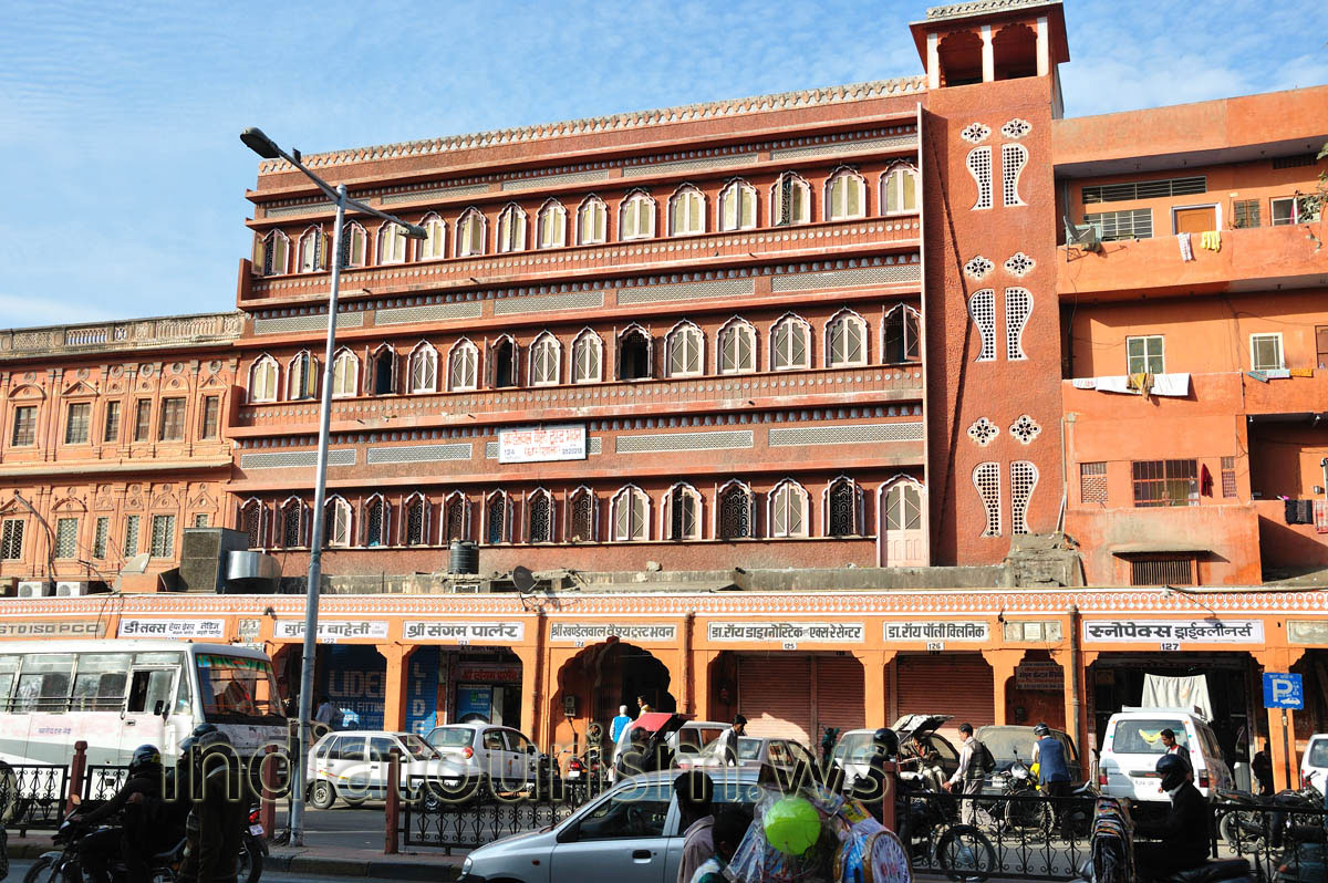 Beautiful building on the Chandpole Bazar (the trade places with numbers between 121 and 127)