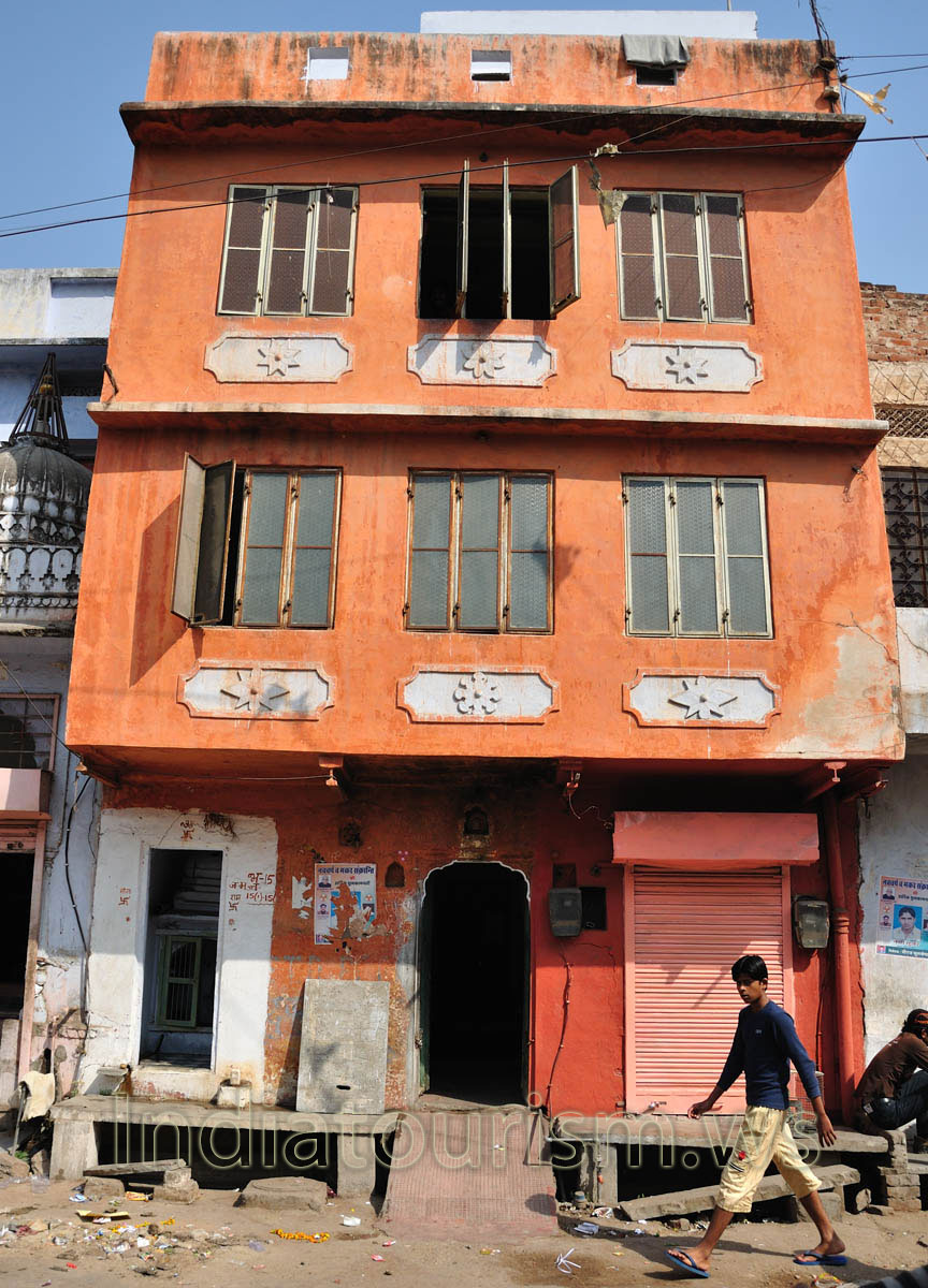 Chowkri Purani Basti Block: three storey building