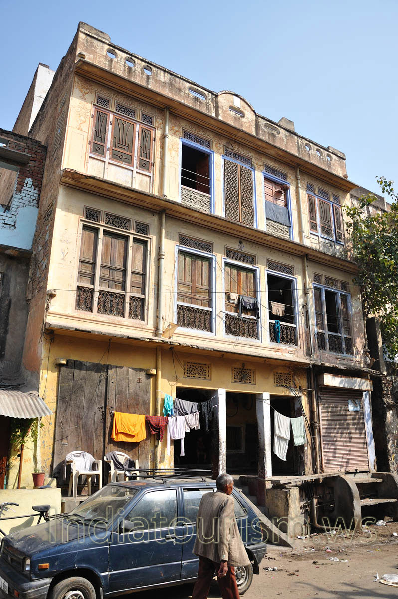 Chowkri Purani Basti Block: three storey living house
