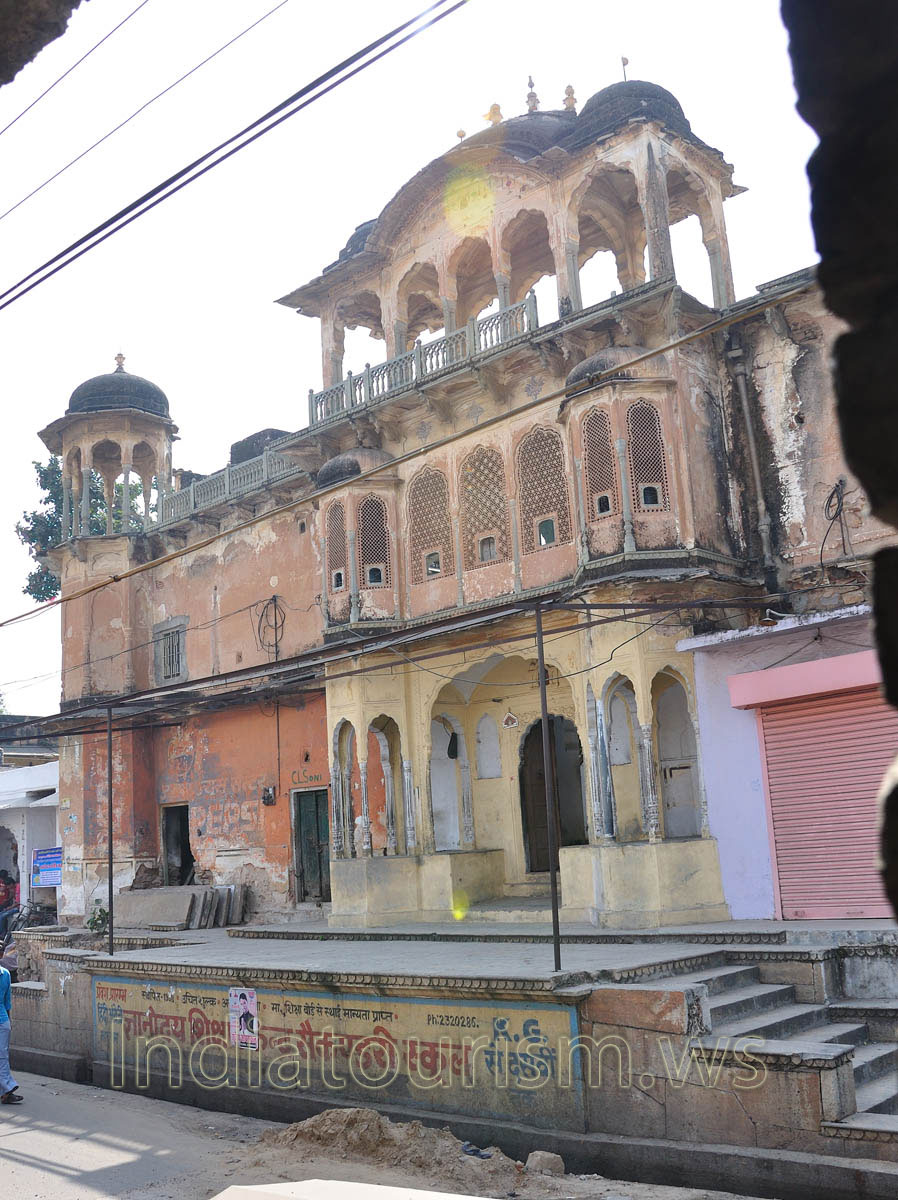 One of the many Chowkri Purani Basti Block old buildings