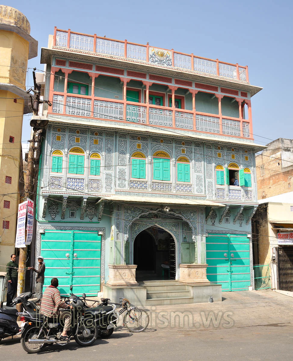 Chowkri Purani Basti Block: unusual bright green colour of the Pink City