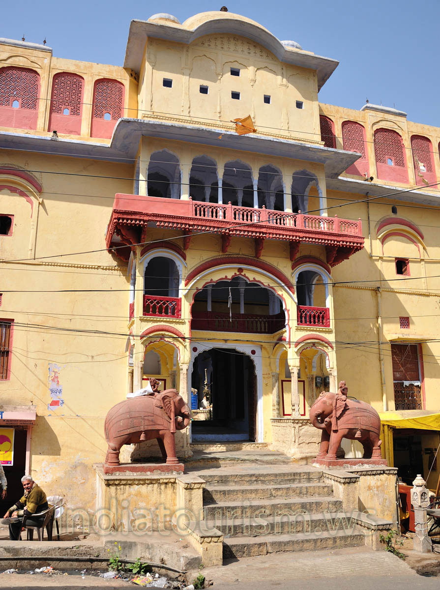 Chowkri Purani Basti Block: elephant sculptures before the entry to the building