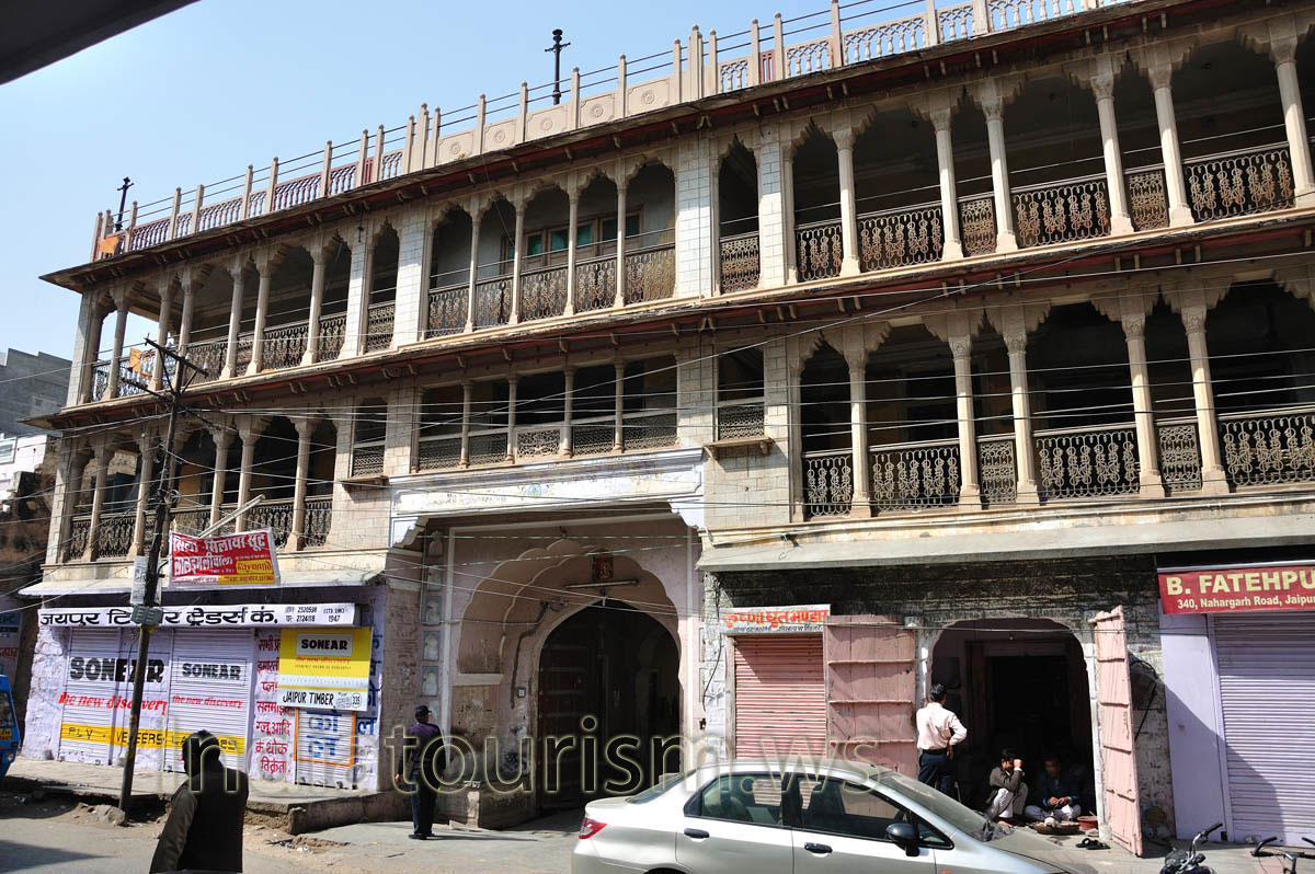 Chowkri Purani Basti Block (Nahargarh Road): building of sophisticated architecture