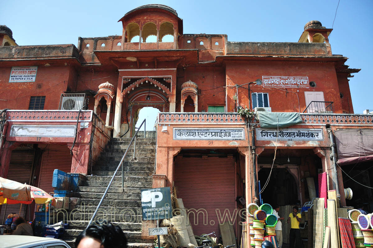 Rajput architecture buildings have been built everywhere in Jaipur
