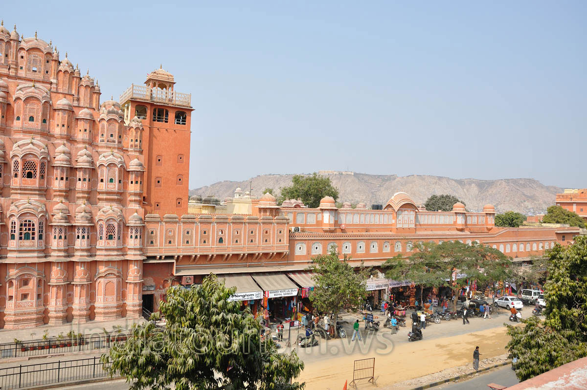 The mountains behind the Hawa Mahal
