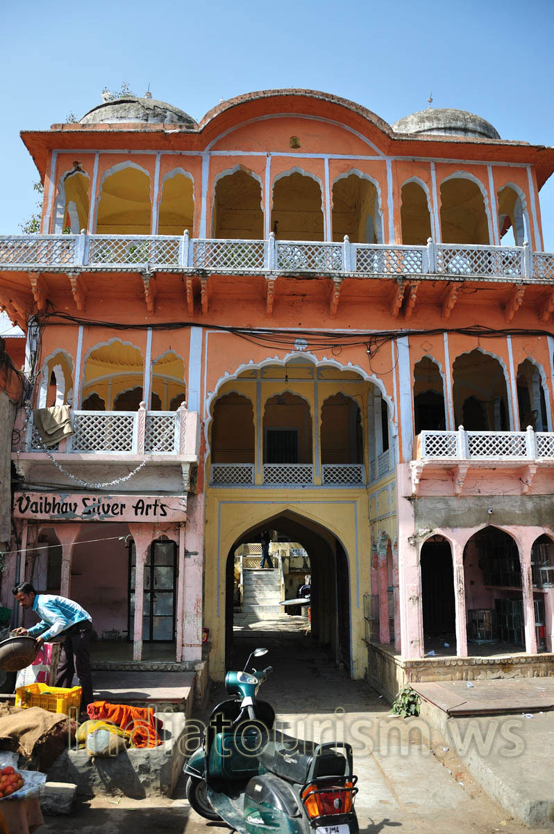 Sireh Deorhi Bazar: Vaibhav Silver Arts