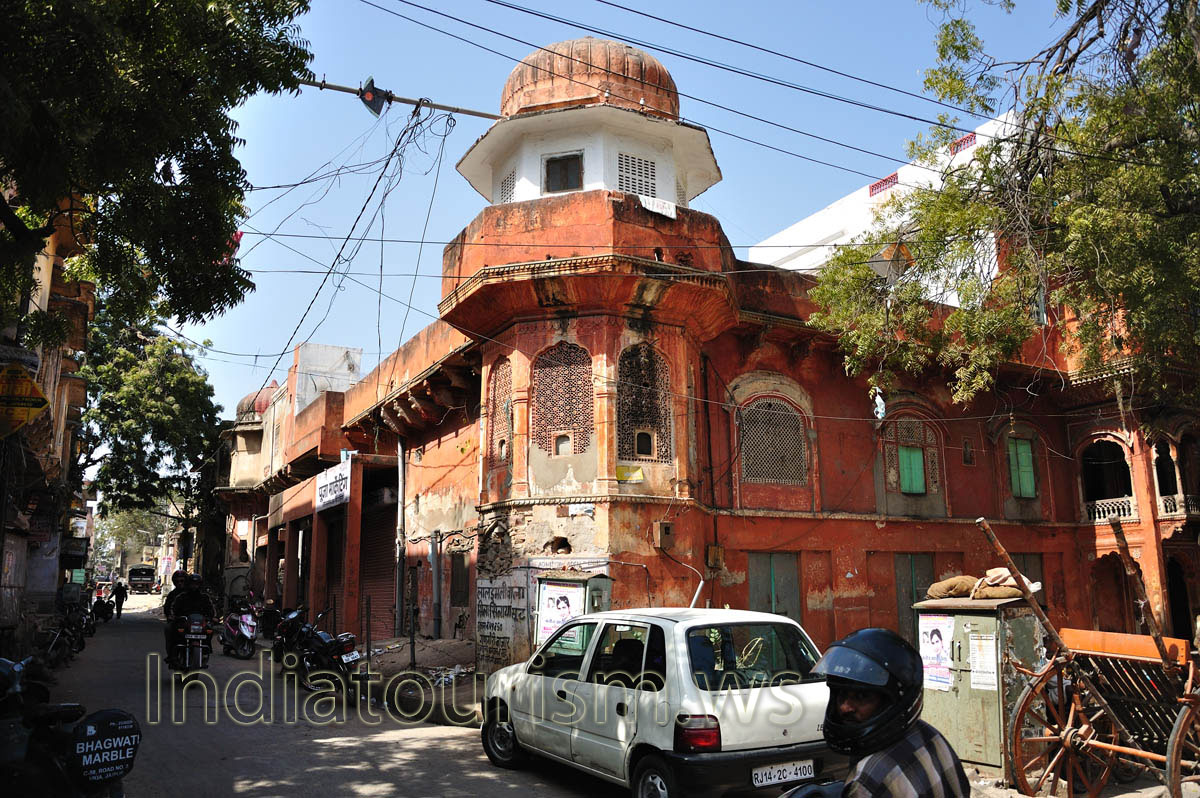Sireh Deorhi Bazar: narrow lane directs to the City Palace