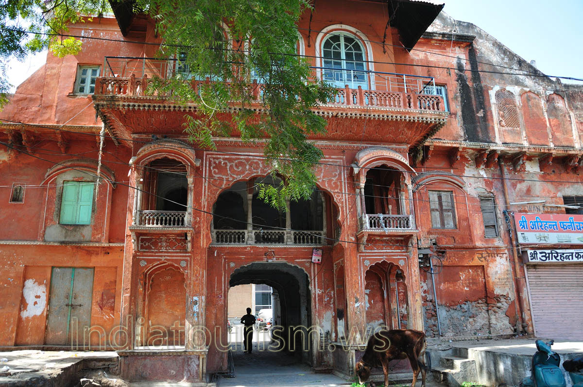 Sireh Deorhi Bazar: the brick colour house with the huge balcony