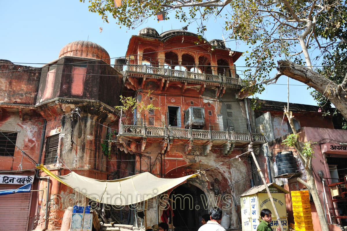 Sireh Deorhi Bazar: Rajput architecture