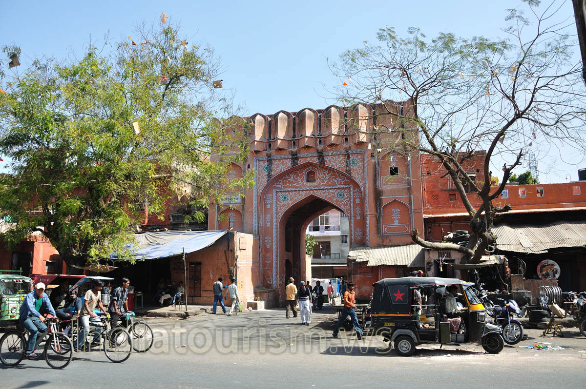 Sireh Deorhi Bazar: ordinary arch
