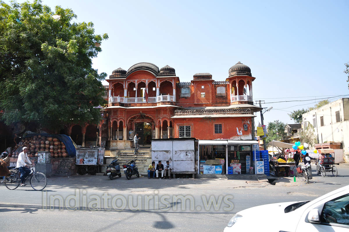 Sireh Deorhi Bazar: brick colour wall and white colour balconies