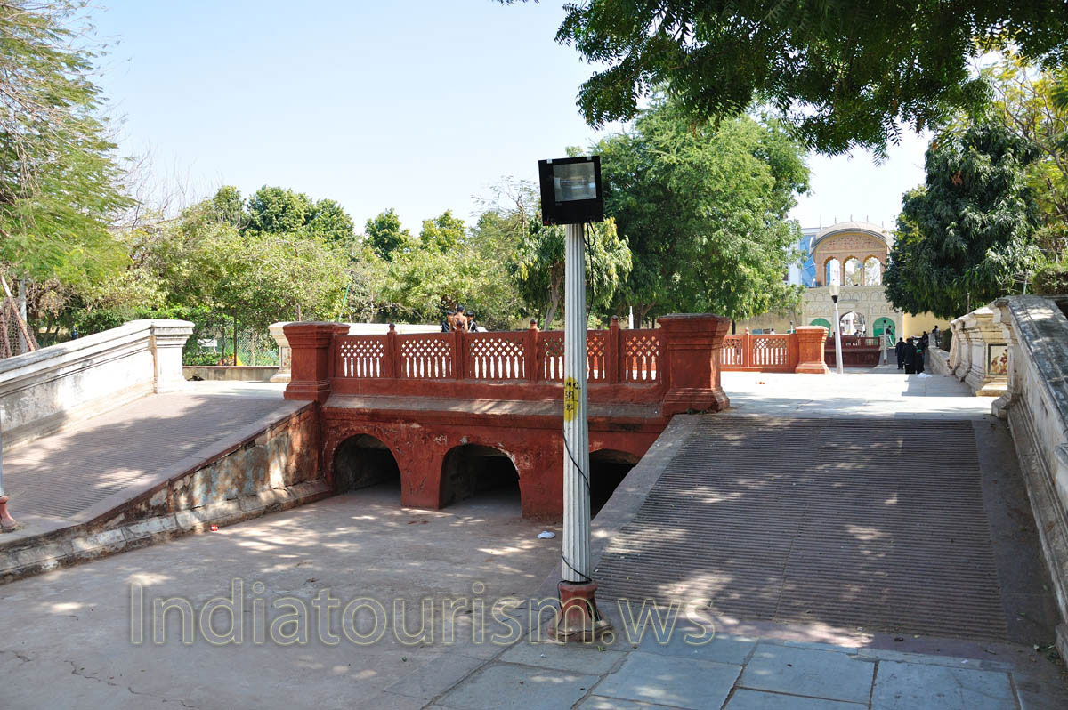 Jai Niwas Garden: the small pedestrian bridge