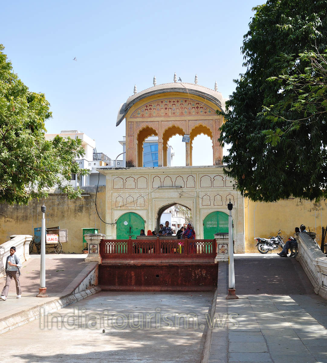 Jai Niwas Garden: the eastern entry to the garden