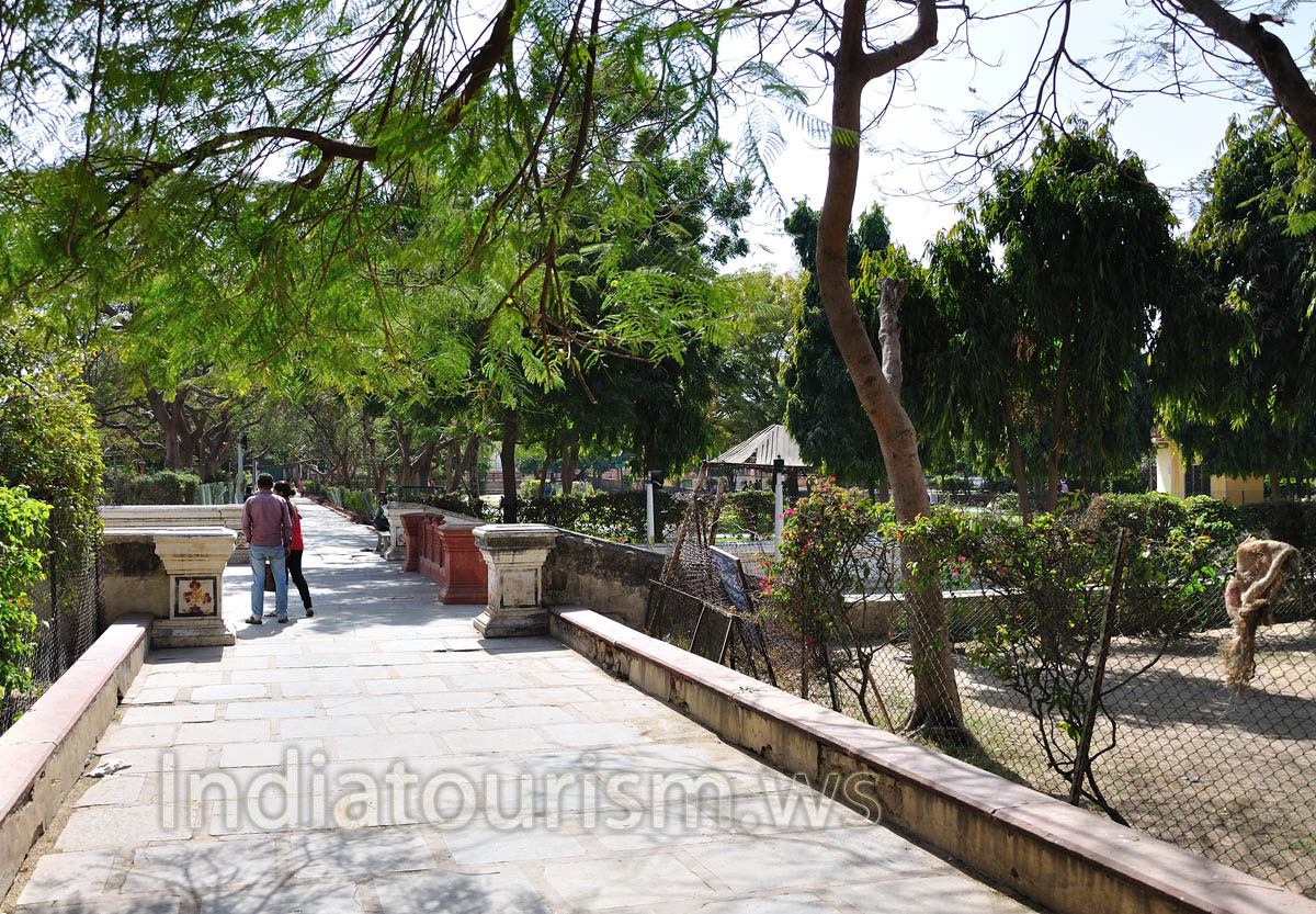 Jai Niwas Garden: this lane leads to Badal Mahal