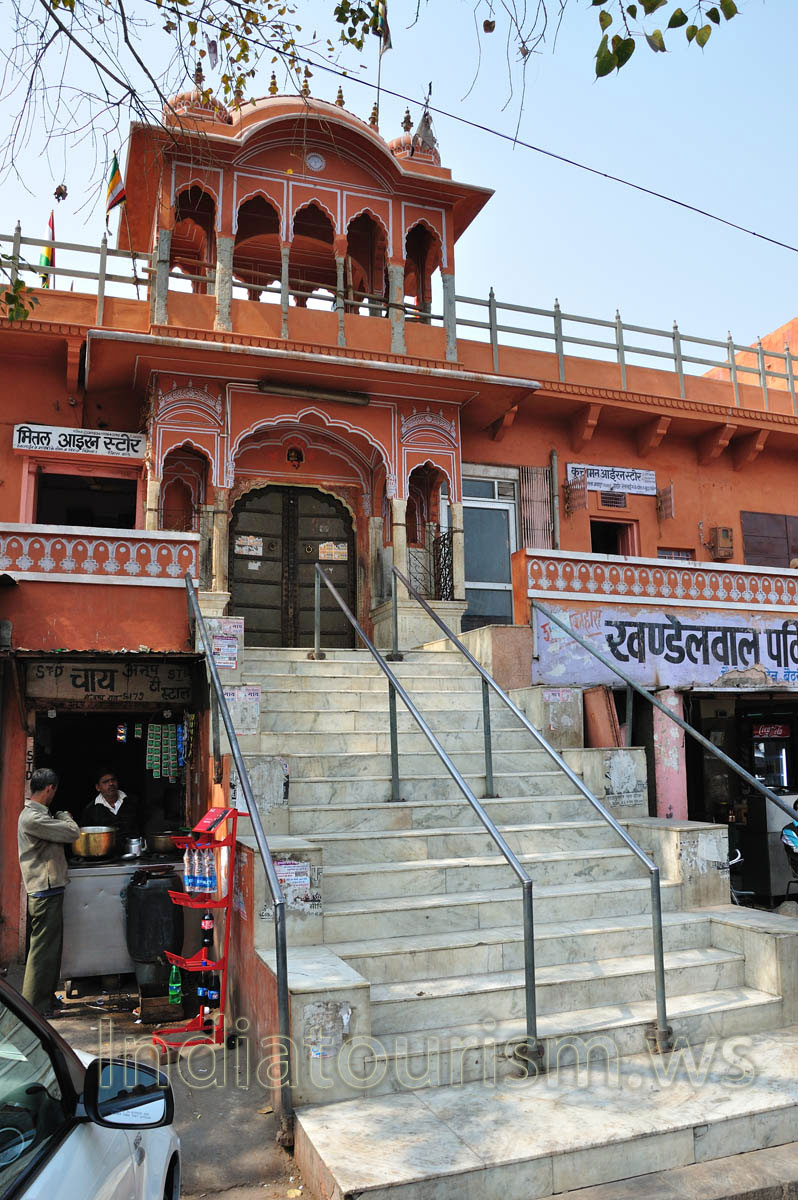 Dwarkadheesh Temple on the Chaura Rasta street
