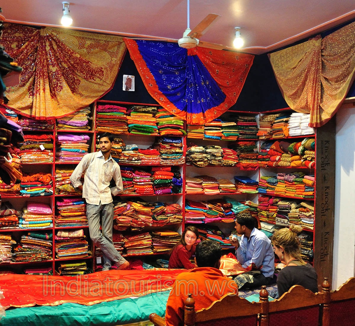 Foreign tourists want to buy some sewing products