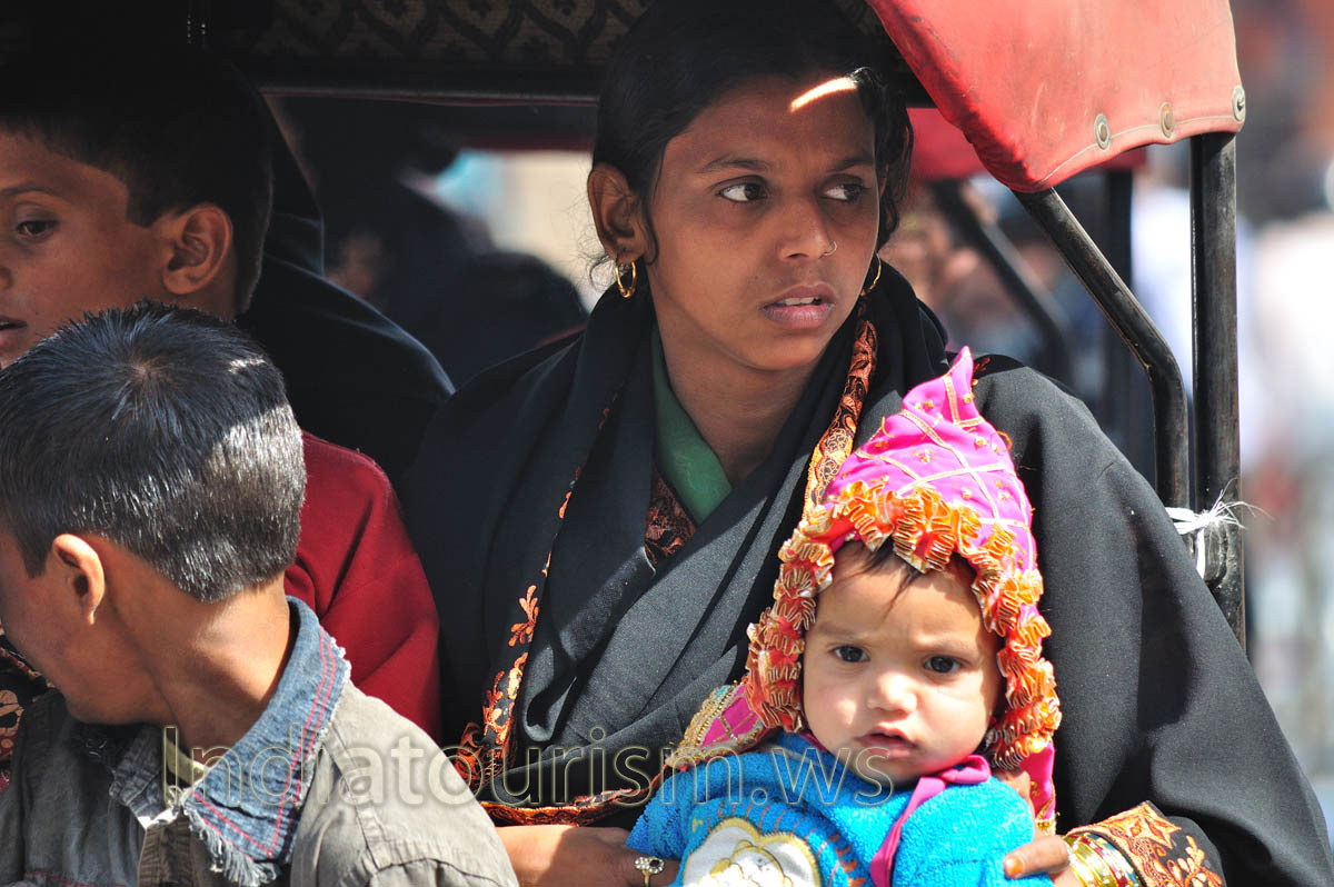 faces of Jaipur: mother and her child are inside cycle rickshaw