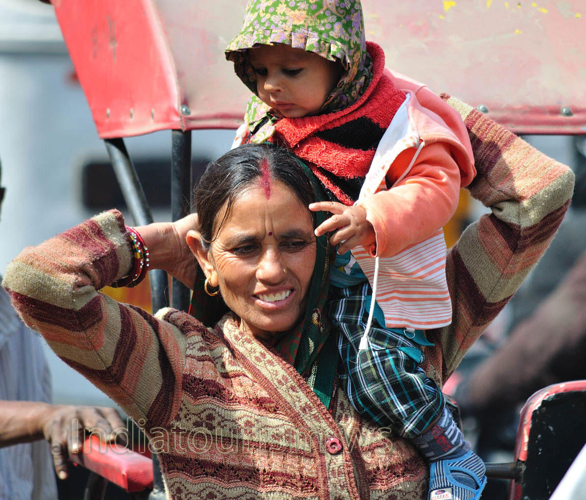 faces of Jaipur: mother with a child
