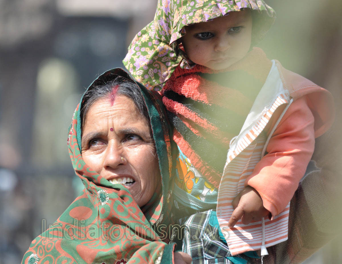 faces of Jaipur: child with lines around its eyes and tinted eyelashes