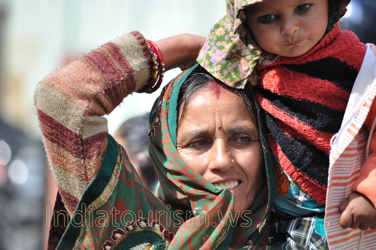 faces of Jaipur: mother and her child have dressed in the clothes of red tones